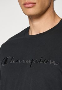 Champion ICONS TONAL CREWNECK WITH LARGE LOGO - T-Shirt print - black