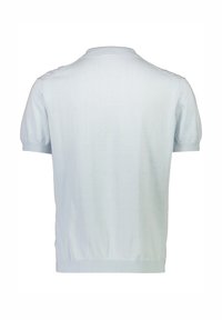 Vaaleansininen lyhythihainen polo-paita, jossa on raidallinen kaulus ja helma. Paidassa on huomaamaton rakenne hartioissa ja se on muotoiltu istuvaksi.