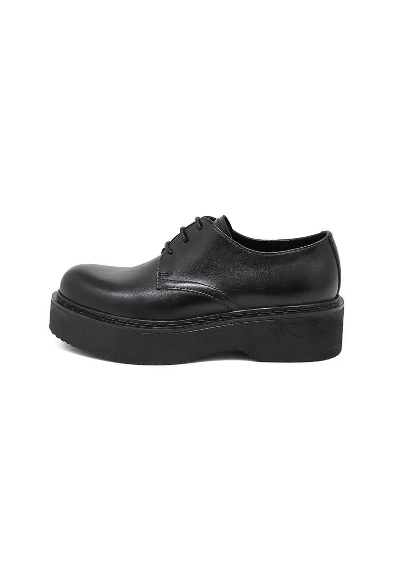 Scarpe platform nere in pelle con punta rotonda, con lacci sul davanti e suola in gomma spessa. Texture liscia e dettagli di cucitura sottili attorno alla suola.