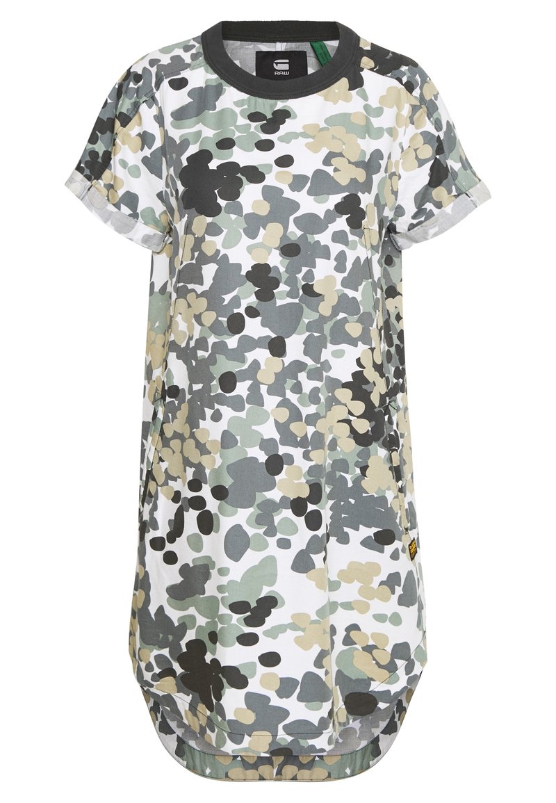 Vestido de camisa de manga corta en patrón de camuflaje con tonos de verde, gris y beige. Presenta un dobladillo redondeado y una textura de tela suave.