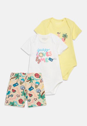 Body blanco para bebé con estampado veraniego, body amarillo con palmera y gafas de sol, y pantalones cortos beige con iconos coloridos de playa.