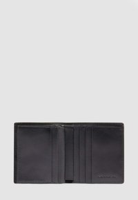 Portafoglio bifold in pelle nera con diverse fessure per schede e uno slot trasparente per l'ID su uno sfondo chiaro semplice.