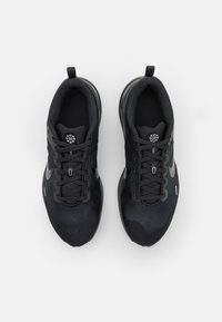 Zapatillas deportivas negras con un upper de malla texturizada, cordones en contraste y una puntera reforzada. Presenta un acento de logo en la lengüeta.