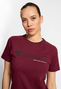 Hummel HMLNONI 2 0 - T-shirt print - cabernet