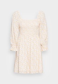 Vestido branco com estampado floral amarelo e azul, gola quadrada, mangas longas balonê, corpete franzido e saia rodada.