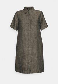 Lyhythihainen napillinen mekko, joka on valmistettu tummanharmaasta teksturoidusta pellavasta. Mekossa on tavallinen kaulus ja polvipituinen helma. Minimalistinen muotoilu.