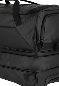 Zwarte reisbagage beschikt over een duurzaam weefsel, meerdere ritsen, stevige handvatten en een compact, rechthoekig ontwerp met een soepele textuur.