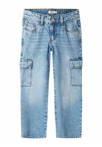Pantaloni cargo azzurri chiari in denim, con due tasche laterali, chiusura a bottone e zip, e una leggera finitura sbiadita.