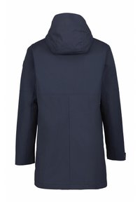 Chaqueta exterior azul marino con capucha, con un diseño elegante, tela impermeable y un corte recto, sin cierres o detalles visibles.