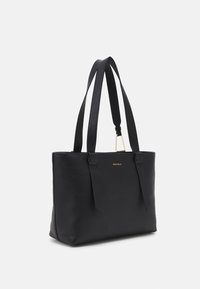 Sac fourre-tout en cuir noir avec une surface texturée, deux longues poignées et un design minimaliste. Présente un logo doré sur le devant.