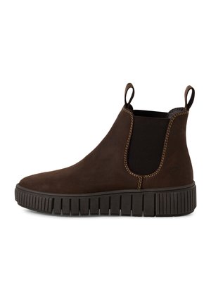 Bottes chelsea en suède brun avec des panneaux élastiques sur les côtés et des tirants, dotées d'une semelle en caoutchouc noir texturé et de coutures jaunes contrastées.