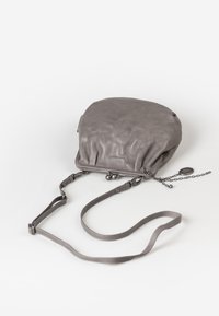 Borsa a tracolla in pelle grigia dalla forma arrotondata, con catena e tracolla per il trasporto, superficie testurizzata, chiusura a scatto e dettagli metallici.