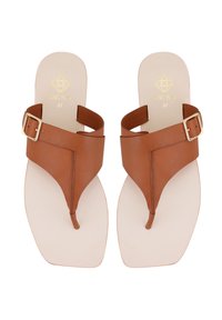 Braune Leder-Flip-Flops mit einem Zehensteg und einem breiten Riemen mit einer goldenen Schnalle. Glatte, beige Fußbett mit eingeprägtem Markenlogo. Größe 37.