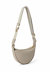 Beige læder crossover-taske med en buet form, guld lynlåsdetalje og en bred justerbar rem for komfort. Glat tekstur.