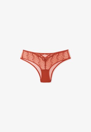 Tanga de encaje rojo con patrón floral, con lados de malla transparente y un respaldo de tejido sólido. Los detalles delicados realzan el diseño general.