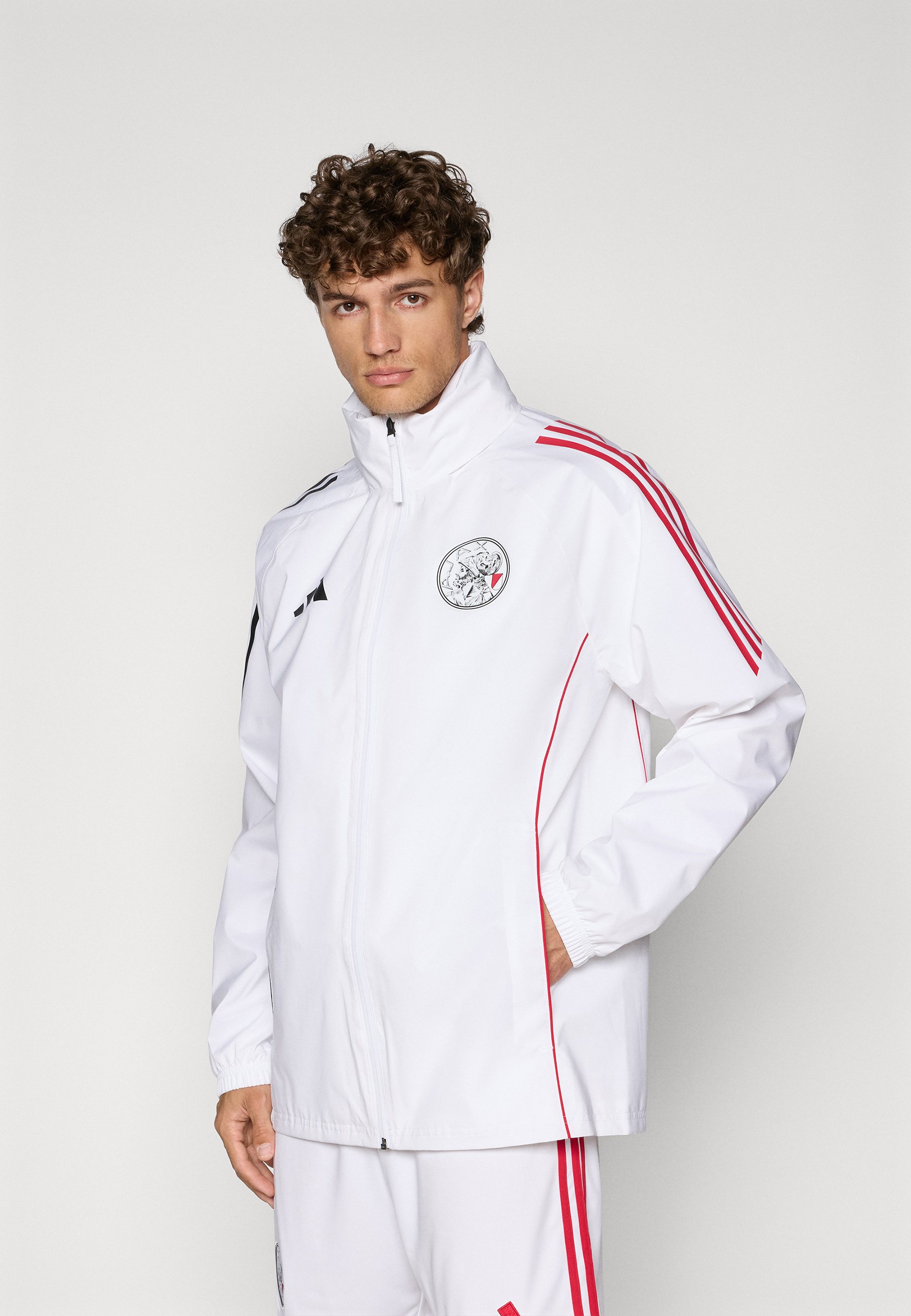 Porte les couleurs de l’Ajax Amsterdam avec la gamme | adidas FR