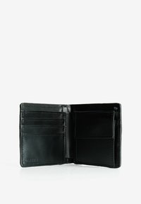 Portafoglio bifold in pelle nera con quattro scomparti per carte, due scomparti più grandi e una piccola tasca con pattina su sfondo bianco.
