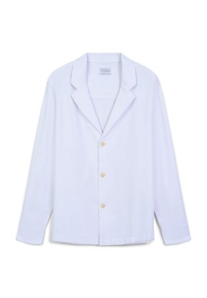 Camicia bianca a maniche lunghe realizzata in tessuto morbido, con colletto a punte, bottoni frontali di un colore beige e orlo dritto.