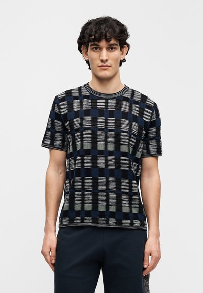 Κοντομάνικη μπλούζα σε καρό μοτίβο με χρώματα ναυτικό μπλε, μαύρο και πράσινο, κατασκευασμένη από υφασμένο πλεκτό υλικό με ριμπ λαιμόκοψη.