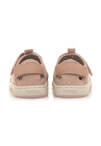 Scarpe slip-on in suede rosa con fasce elastiche, lati perforati e suola in gomma beige. Caratterizzate da un marchio sul tallone.