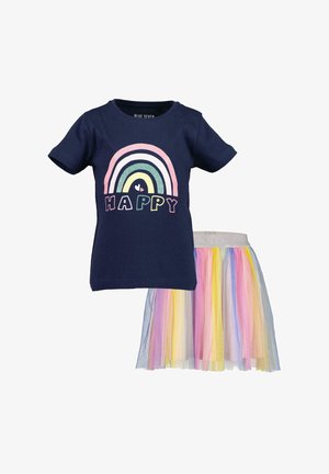 T-shirt en coton bleu marine avec un motif arc-en-ciel et le texte "HAPPY", associé à une jupe en tulle multicolore aux teintes pastel.