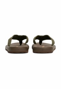 Olivengrønne flip-flops med vævede stropper, struktureret sål og et logo på indersålen. Fleksibelt materiale designet til afslappet brug.