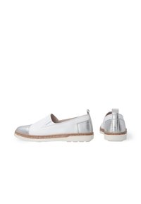 Witte instapschoenen met een zilveren neus en hak, jute accent en een gestructureerde rubberen zool. Gladde bovenmaterialen met subtiele stiksels.