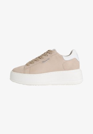 Beżowe zamszowe sneakersy z grubą białą platformą, pasującymi beżowymi sznurówkami, białym uchwytem na pięcie oraz logo "Tamaris" z boku.