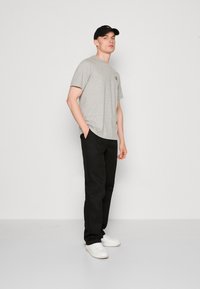 adidas Originals TREFOIL ESSENTIALS - Camiseta estampada - medium grey heather