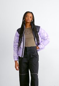 The North Face 1996 RETRO NUPTSE JACKET - Jakna ispunjena paperjem - icy lilac garment fold print