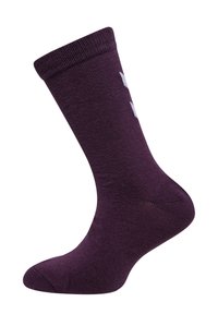 Chaussette en coton violet avec un bord-côte, texture lisse, et détail du logo blanc sur le côté. Zones du pied et du talon en creux.
