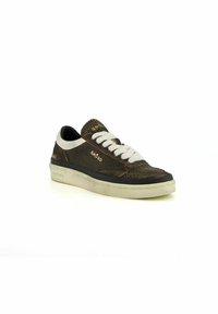 Sneaker con lacci con una parte superiore in tessuto nero e oro testurizzato, dettagli bianchi e una suola in gomma. Logo dorato sul lato. Forma standard della scarpa.