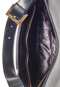 Musta nahkalaukku, jossa on kultasävyinen solki ja teksturoitu sisävuori, jossa on hienovarainen kuvio. Sisältää vetoketjullisia lokeroita.