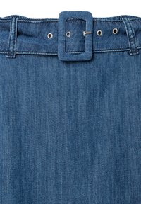 Denimrock mit einem passenden Stoffgürtel, der durch Schlaufen gefädelt und mit einer rechteckigen, mit Stoff bezogenen Schnalle gesichert ist.