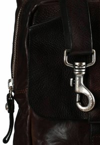 Borsa in pelle marrone con superficie testurizzata, caratterizzata da una chiusura in metallo argentato e dettaglio con cerniera, e una tracolla in pelle scura a contrasto.