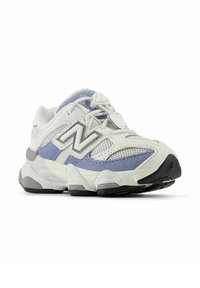 Scarpa sportiva bianca e lavanda con pannelli in rete, dettagli in suede, suola imbottita e un grande logo "N" sul lato.