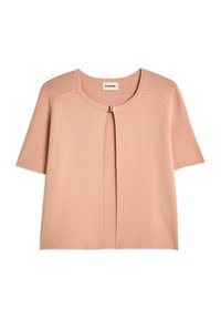 Rosa, kurzärmelige Strickjacke mit rundem Ausschnitt, weicher Textur und einem kleinen Goldverschluss auf der Vorderseite; klare Linien und minimalistisches Design.