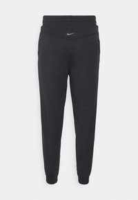 Czarne spodnie dresowe Nike wykonane z miękkiego materiału, o zwężanym kroju, z elastycznym pasem i subtelnym logo na przodzie.