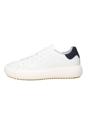 Zapatilla de cuero blanca con punta redonda, suela de goma texturizada y acento azul marino oscuro en el talón. Cuenta con cierre de cordones y detalle del logo.