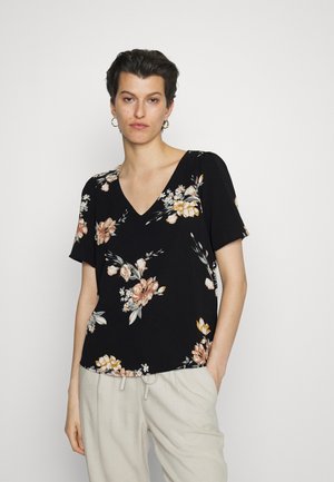 Top preto de manga curta com decote em V, apresentando um padrão floral em rosa claro e amarelo. Tecido suave com um corte solto.