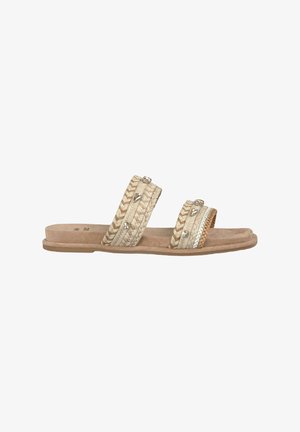 Gewebte beige Sandalen mit zwei dicken Riemen, die mit geflochtenem Muster und Verzierungen versehen sind. Weiche, flache Sohle in einer helleren Nuance.