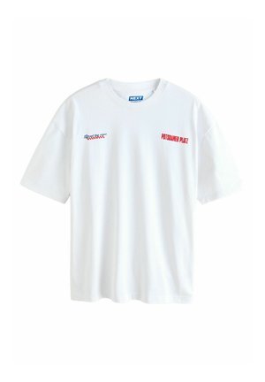 T-shirt bianca in cotone con scollo rotondo. Presenta la scritta rossa "POTSDAMER PLATZ" e una scritta blu con un motivo a scacchi sulla parte anteriore.