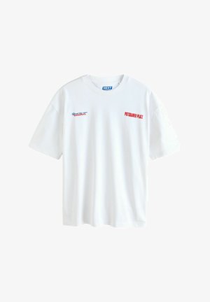 Biela bavlnená tričko s okrúhlym výstrihom. Na prednej strane sú červený text "POTSDAMER PLATZ" a modré písmená s kostkovaným vzorom.