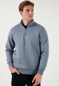 Unselected, blue-grey