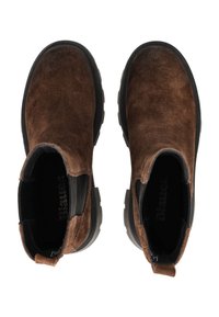 Botas de tobillo de ante marrón con suela de goma negra, paneles laterales elásticos y diseño de punta redonda. Tacón plano para mayor comodidad.