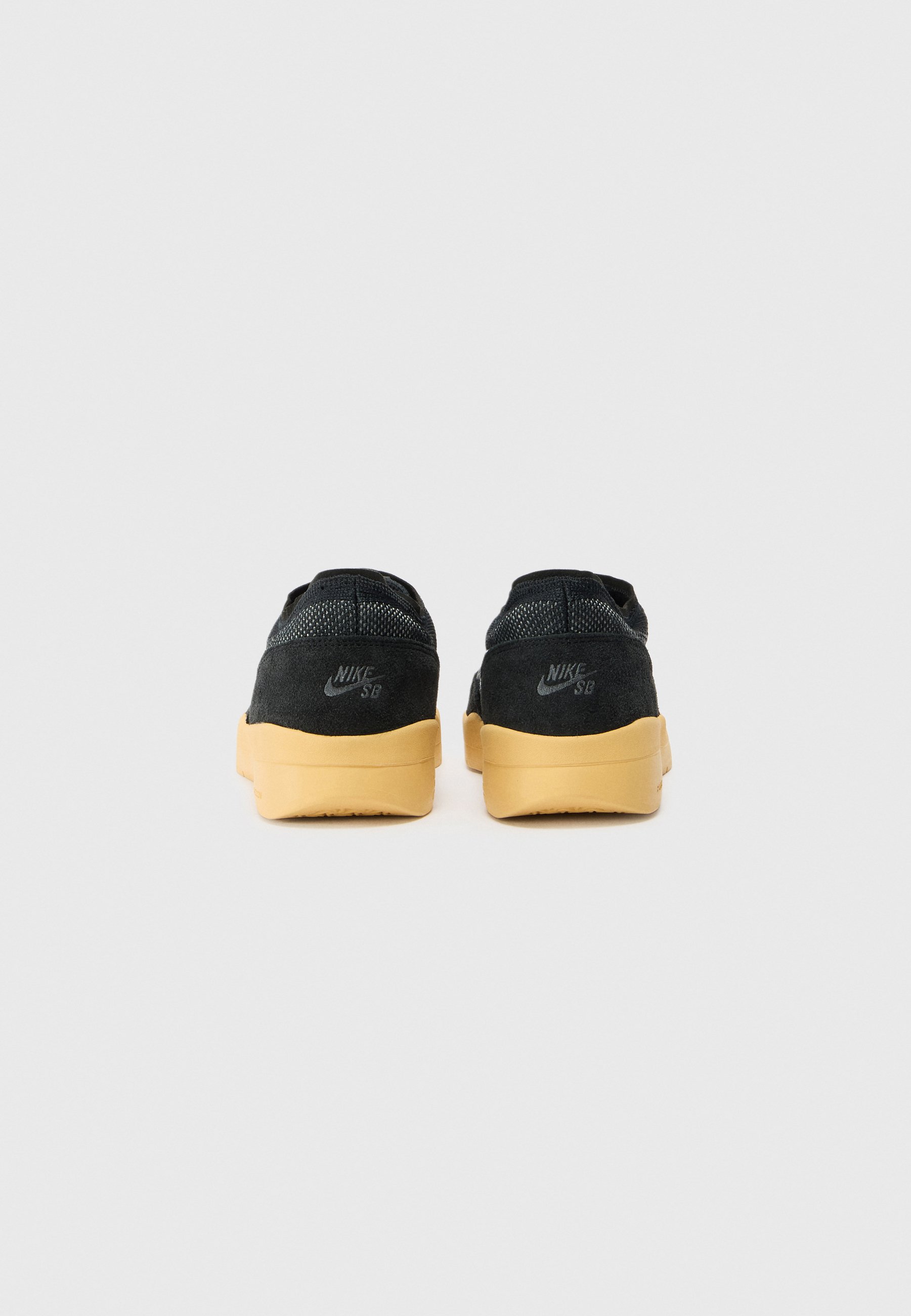 Nike SB PS8 UNISEX - Trainers - black/white/anthracite/gum