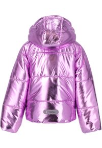 Rosa metallische Steppjacke mit Kapuze, ausgestattet mit gesteppten Linien und einem Logopatch am Saum. Glatte, glänzende Textur über die gesamte Jacke.
