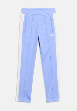 Pantalon de sport bleu clair avec bandes blanches sur les côtés, poches avant zippées, taille élastique et logo Puma blanc sur la cuisse droite.