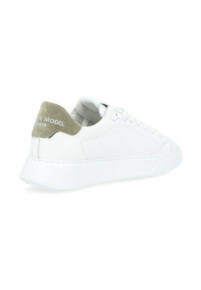 Sneaker bianco in pelle con accentatura in suede grigio testurizzato sul tallone, lacci piatti e suola in gomma bianca. Presenta un design minimalista e dettagli di cucitura.