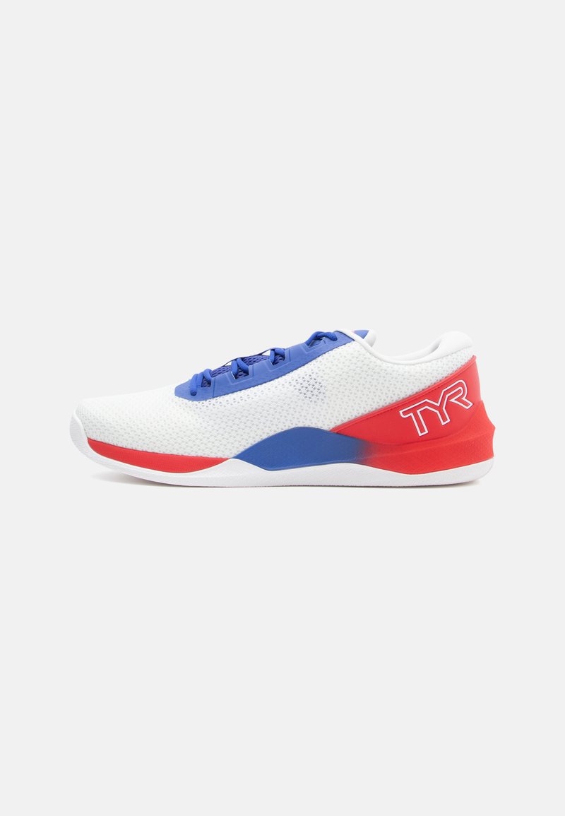 Witte sportieve schoen met blauwe veters en accenten, rode hiel en zool details, en TYR-logo op de hiel, getoond in zijprofiel.